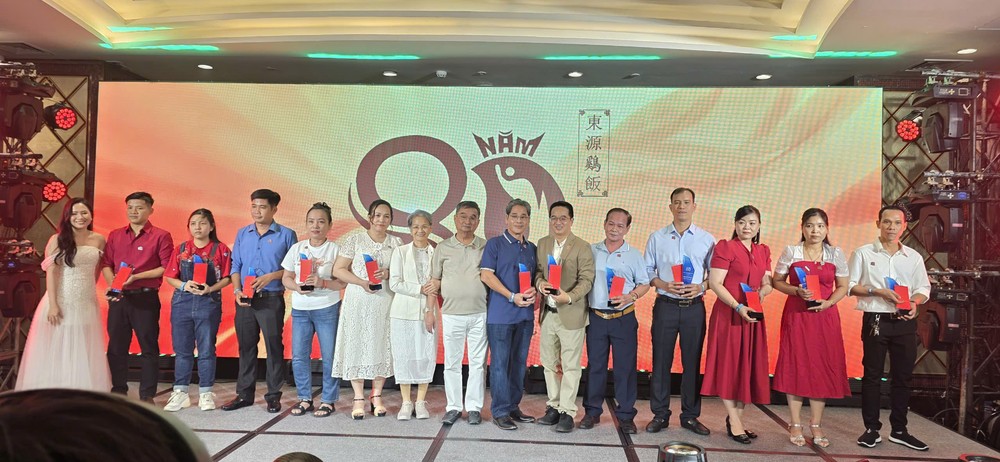 东源鸡饭向资深员工颁赠礼品感谢他们多年来的贡献。