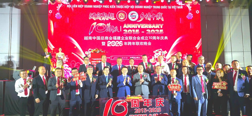 唐立总领事与福建企业联合会代表合影。