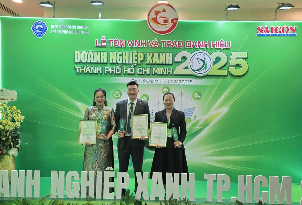 Omp Alliance公司、万成乳胶床垫公司、顺南文具公司三家华企代表合影（左起）。