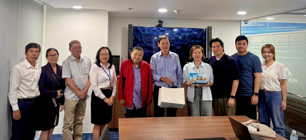 胡志明市商会和牛大人集团互赠纪念品。