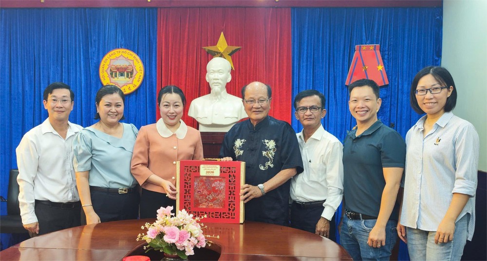 市委宣教与民运处副主任张清娥向会馆理事会赠送春节礼物。