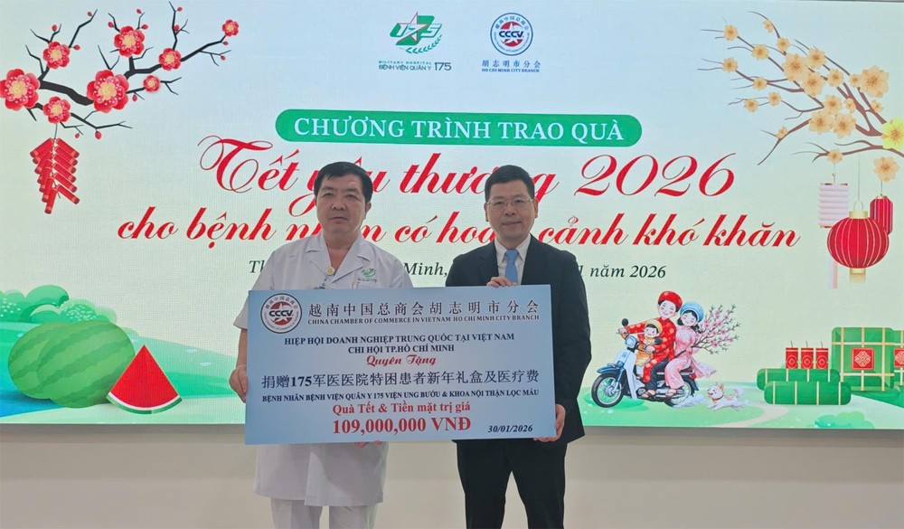 越南中国总商会胡志明市分会章林会长向175军医医院移交善款。