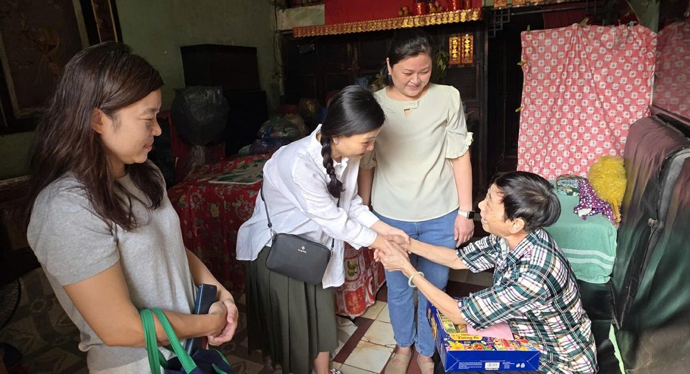 家族企业青商爱心团慰问贫困孤寡长者。