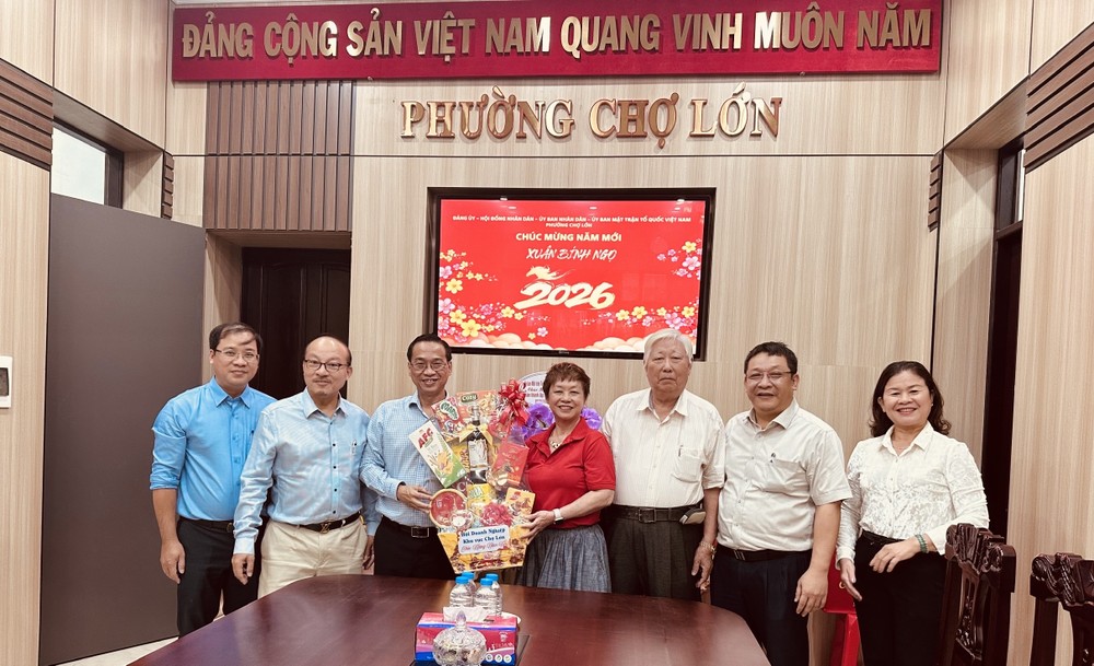 堤岸商会代表团向堤岸坊人委会拜年。