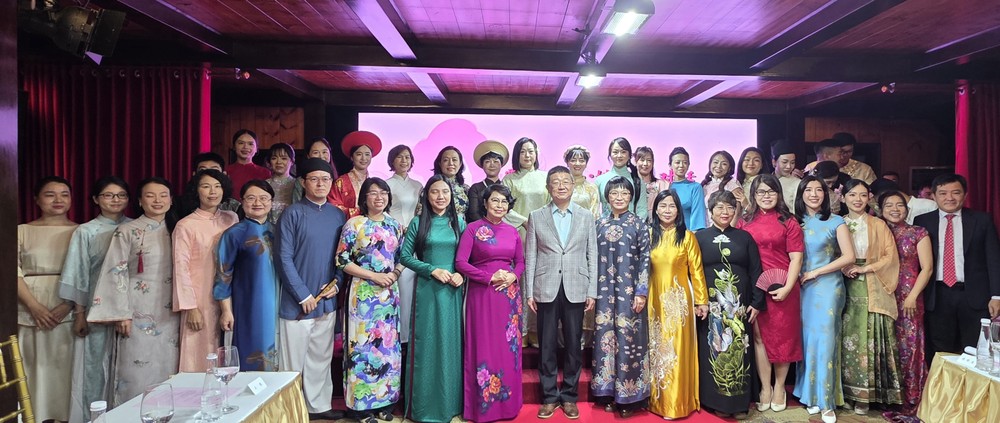 中国驻胡志明市总领事唐立及夫人王丹與嘉宾合照。