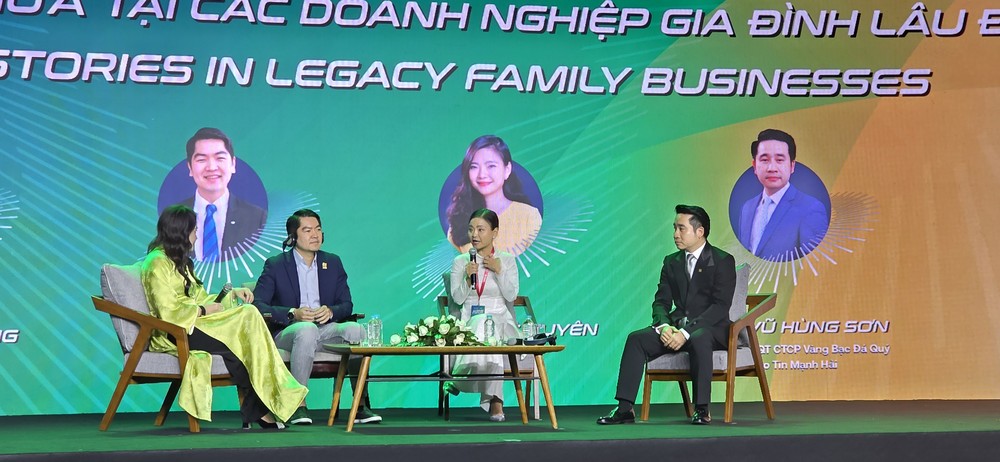 平仙公司总经理尤丽娟（右二）分享“幸福文化”已为企业带来显著成效。