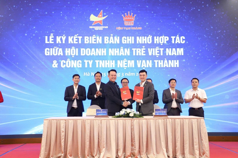 越南青商会主席、TTC集团副董事長邓鸿英(左))和万成乳胶床垫有限责任公司副总经理杨庆云签署合作备忘录。