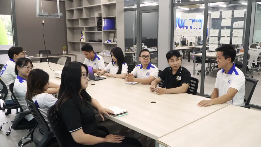 Anh Tống Hoàng Giang cùng thảo luận về định hướng tập hợp, xây dựng đội ngũ thợ trong cộng đồng Vua Thợ không ngừng nâng cao chất lượng phục vụ. Ảnh: THANH CHIÊU