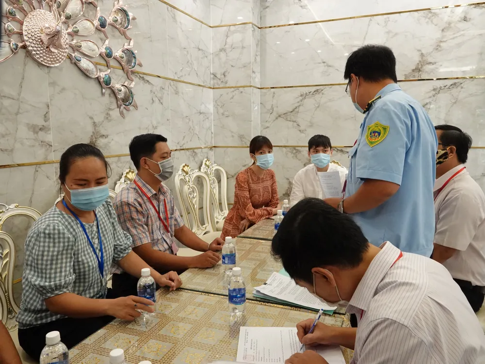 Chủ đầu tư công trình vi phạm xin vừa tháo dỡ, vừa kinh doanh, quận không đồng ý  ảnh 1