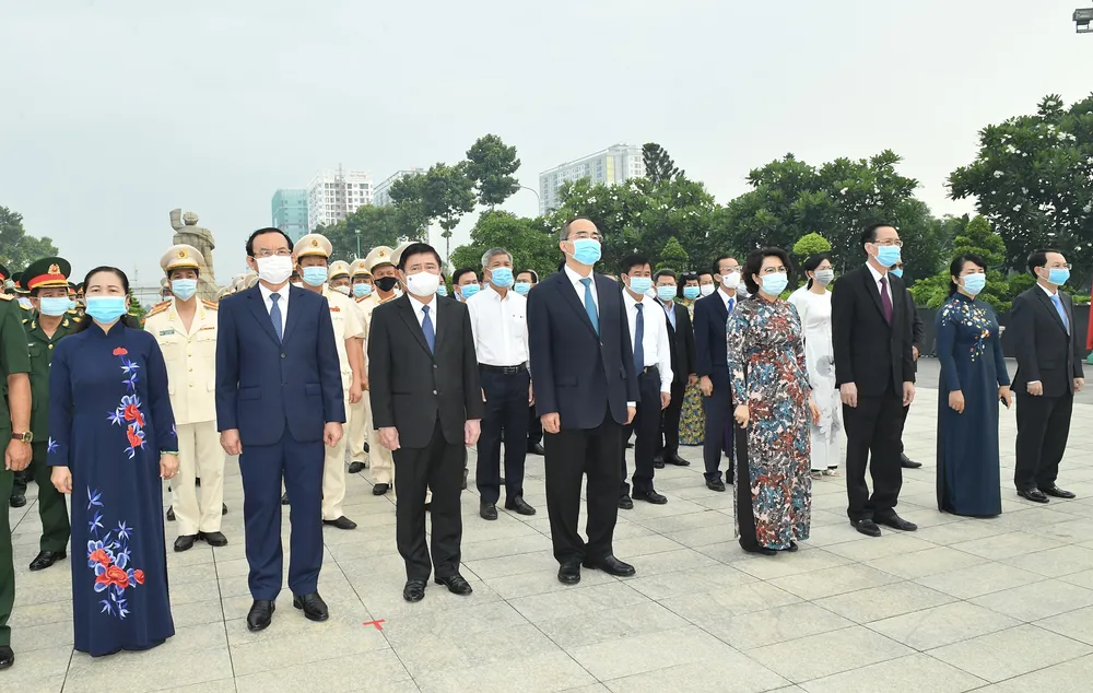  Lãnh đạo TPHCM dâng hương tưởng niệm các anh hùng liệt sĩ nhân Ngày Giải phóng miền Nam, thống nhất đất nước ảnh 2