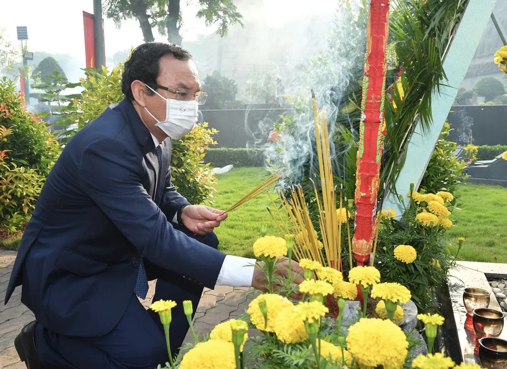  Lãnh đạo TPHCM dâng hương tưởng niệm các anh hùng liệt sĩ nhân Ngày Giải phóng miền Nam, thống nhất đất nước ảnh 5