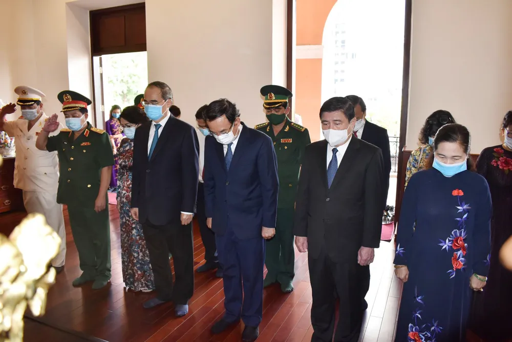  Lãnh đạo TPHCM dâng hương tưởng niệm các anh hùng liệt sĩ nhân Ngày Giải phóng miền Nam, thống nhất đất nước ảnh 6