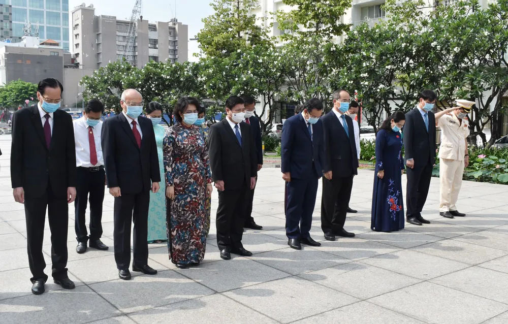  Lãnh đạo TPHCM dâng hương tưởng niệm các anh hùng liệt sĩ nhân Ngày Giải phóng miền Nam, thống nhất đất nước ảnh 7