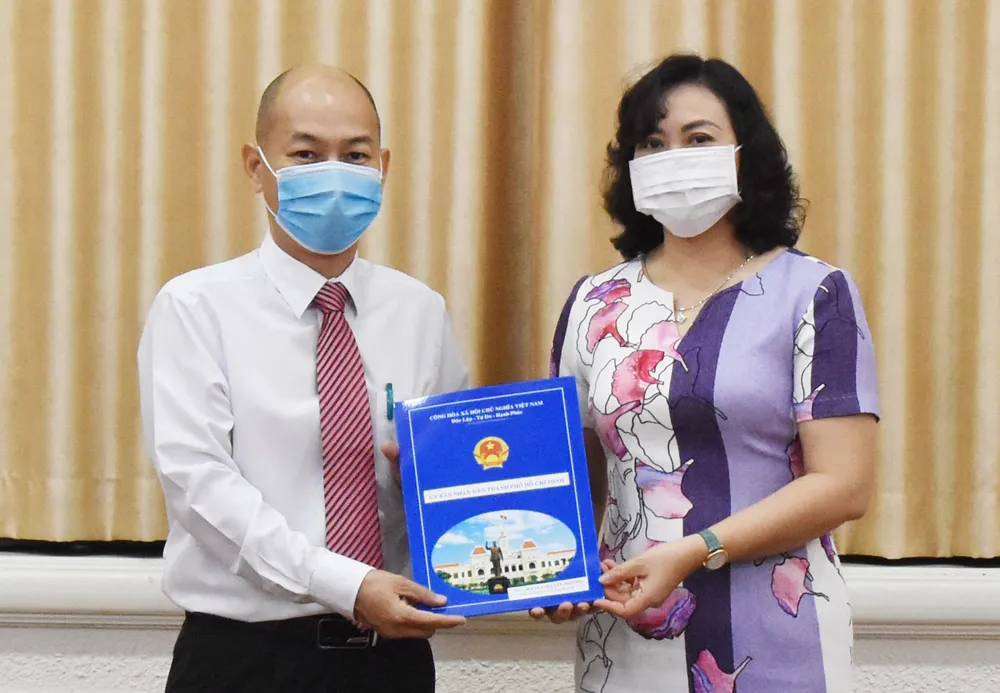 Phó Chủ tịch UBND TPHCM Phan Thị Thắng trao quyết định cho ông Nguyễn Nguyên Phương. Ảnh: ĐÌNH LÝ