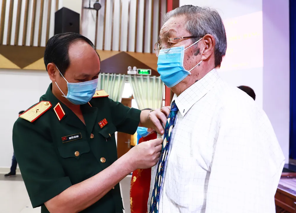 Trao tặng Huy hiệu Đảng cho 159 đảng viên cao tuổi Đảng ảnh 4