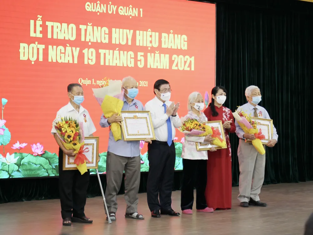 Trao tặng Huy hiệu Đảng cho 159 đảng viên cao tuổi Đảng ảnh 2