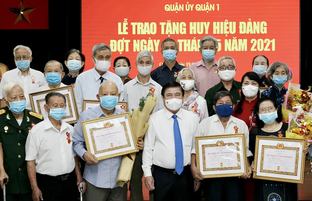 Trao tặng Huy hiệu Đảng cho 159 đảng viên cao tuổi Đảng ảnh 3