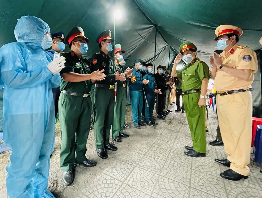 Thiếu tướng Trần Đức Tài kiểm tra các chốt phòng dịch Covid-19 ảnh 1