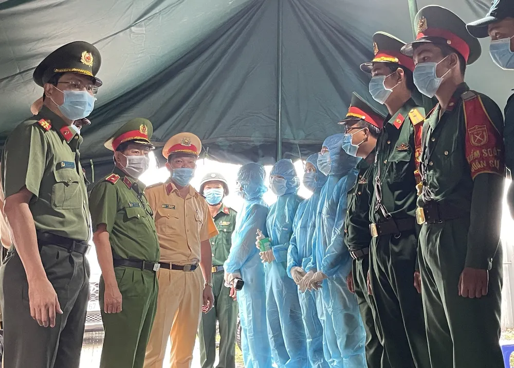 Thiếu tướng Trần Đức Tài kiểm tra các chốt phòng dịch Covid-19 ảnh 2