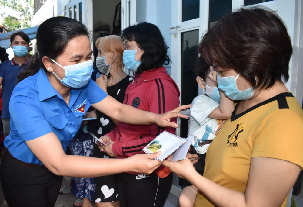 Thăm và tặng quà các hộ dân bị ngập nặng tại TP Thủ Đức ảnh 1