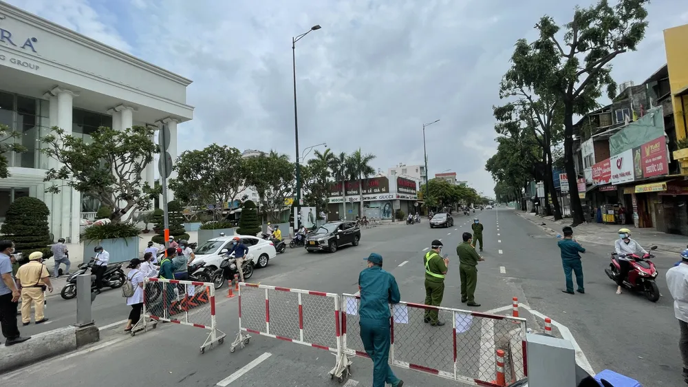 Ngày thứ hai quận Gò Vấp giãn cách: Dồn ứ tại các chốt kiểm soát, phải xả chốt ảnh 4