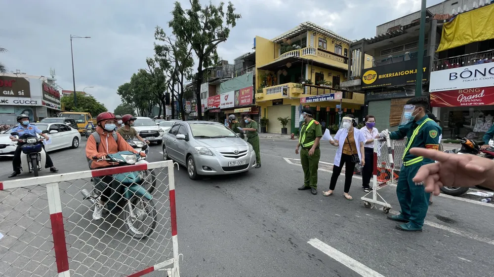 Ngày thứ hai quận Gò Vấp giãn cách: Dồn ứ tại các chốt kiểm soát, phải xả chốt ảnh 5