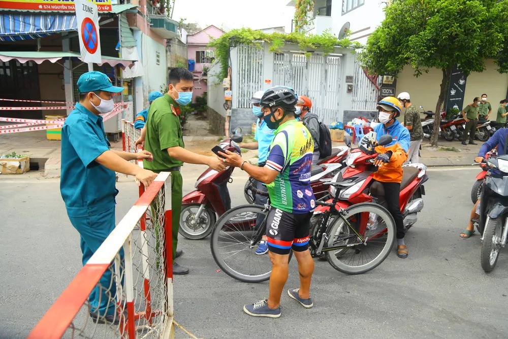 Ngày thứ hai quận Gò Vấp giãn cách: Dồn ứ tại các chốt kiểm soát, phải xả chốt ảnh 20