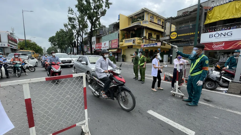 Ngày thứ hai quận Gò Vấp giãn cách: Dồn ứ tại các chốt kiểm soát, phải xả chốt ảnh 6
