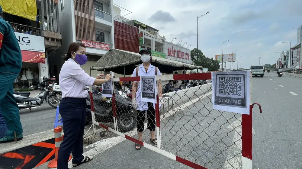 Ngày thứ hai quận Gò Vấp giãn cách: Dồn ứ tại các chốt kiểm soát, phải xả chốt ảnh 8