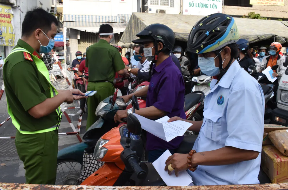 Ngày thứ hai quận Gò Vấp giãn cách: Dồn ứ tại các chốt kiểm soát, phải xả chốt ảnh 2