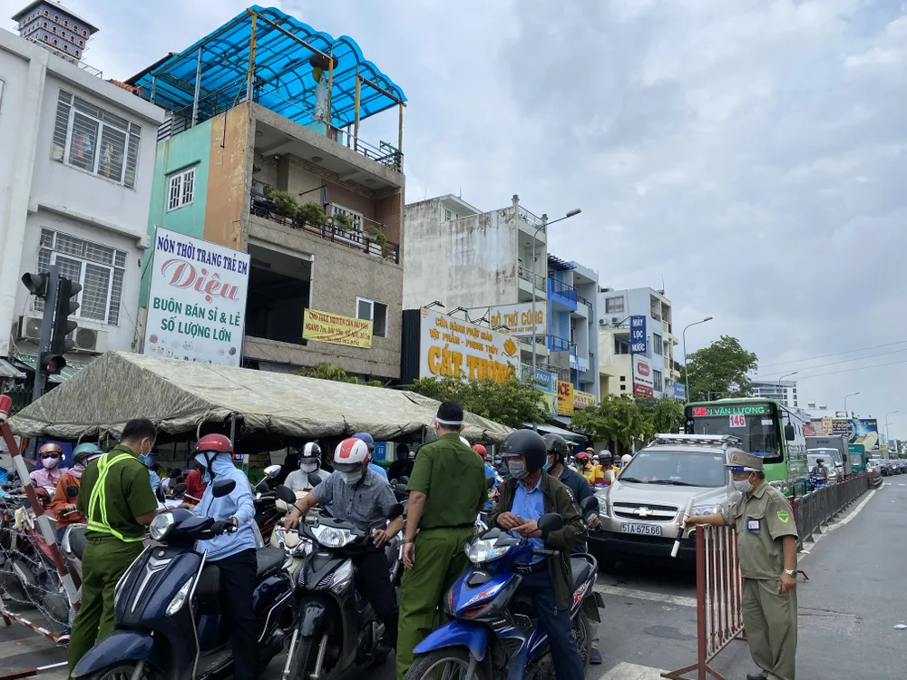 Ngày thứ hai quận Gò Vấp giãn cách: Dồn ứ tại các chốt kiểm soát, phải xả chốt ảnh 9