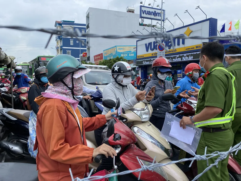 Ngày thứ hai quận Gò Vấp giãn cách: Dồn ứ tại các chốt kiểm soát, phải xả chốt ảnh 10