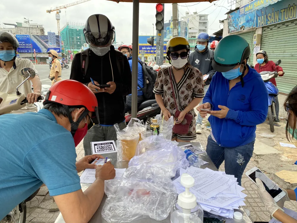 Ngày thứ hai quận Gò Vấp giãn cách: Dồn ứ tại các chốt kiểm soát, phải xả chốt ảnh 11