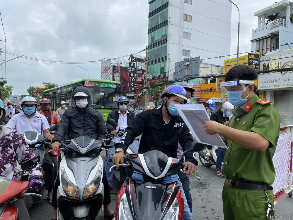Ngày thứ hai quận Gò Vấp giãn cách: Dồn ứ tại các chốt kiểm soát, phải xả chốt ảnh 12