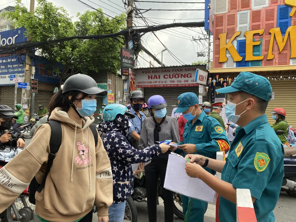 Ngày thứ hai quận Gò Vấp giãn cách: Dồn ứ tại các chốt kiểm soát, phải xả chốt ảnh 13