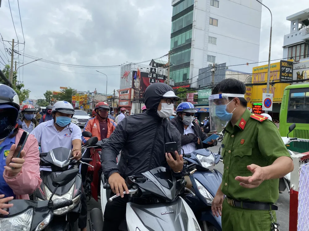 Ngày thứ hai quận Gò Vấp giãn cách: Dồn ứ tại các chốt kiểm soát, phải xả chốt ảnh 14