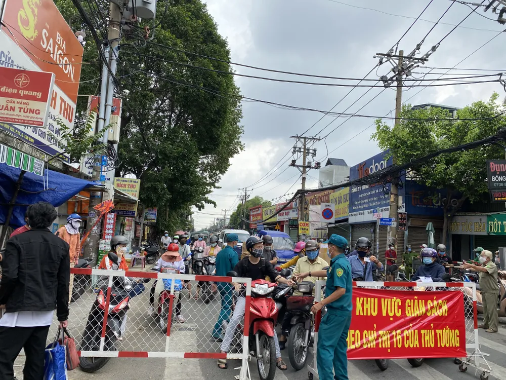 Ngày thứ hai quận Gò Vấp giãn cách: Dồn ứ tại các chốt kiểm soát, phải xả chốt ảnh 15