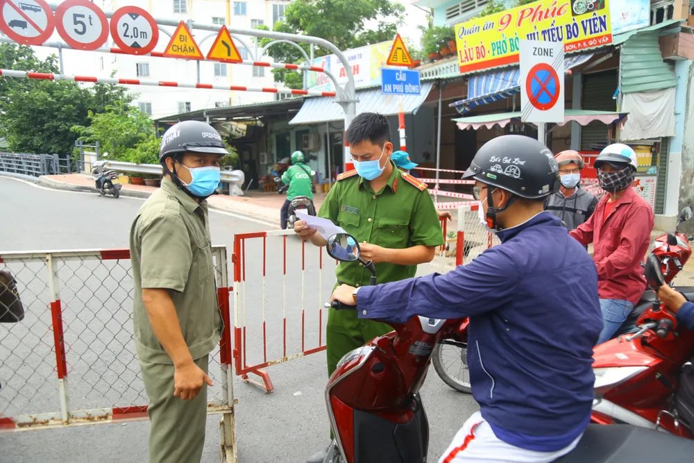 Ngày thứ hai quận Gò Vấp giãn cách: Dồn ứ tại các chốt kiểm soát, phải xả chốt ảnh 18