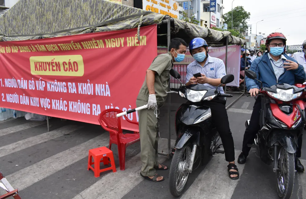 Gò Vấp phân luồng từ xa, kiểm tra ngẫu nhiên người ra vào quận ảnh 8