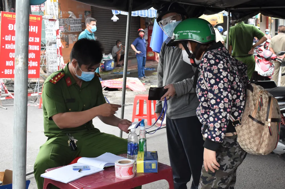 Lập chốt kiểm soát người ra vào phường Tân Phú, TP Thủ Đức ảnh 2