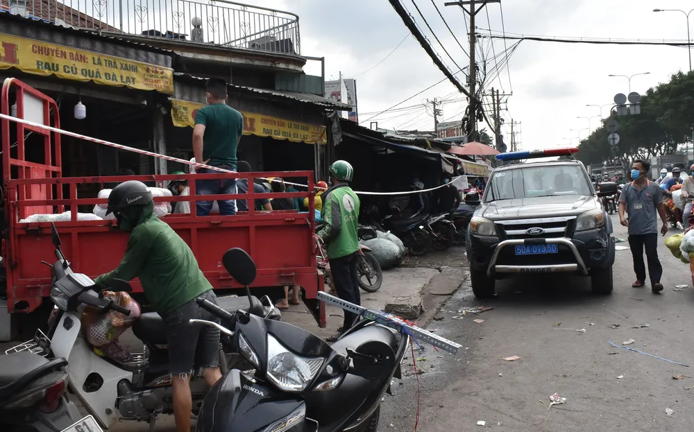 Kiểm soát chặt người ra, vào chợ đầu mối nông sản Thủ Đức ảnh 2