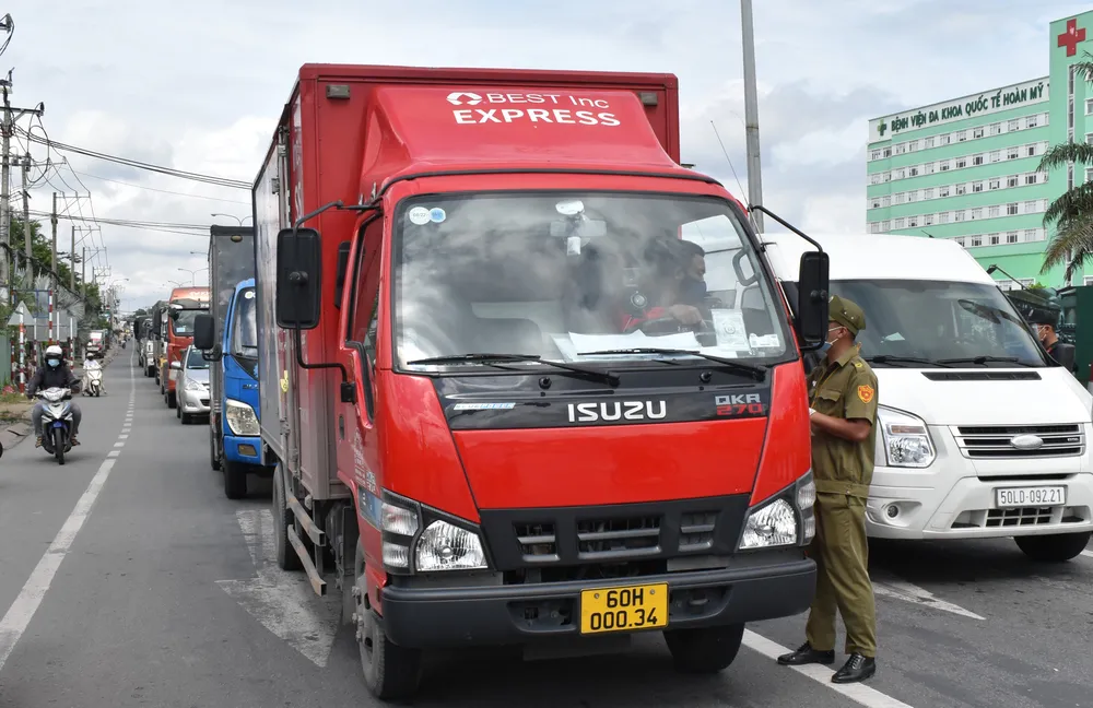 Các chốt kiểm soát ra vào TPHCM: Chỗ thông thoáng, chỗ ùn ứ ảnh 5