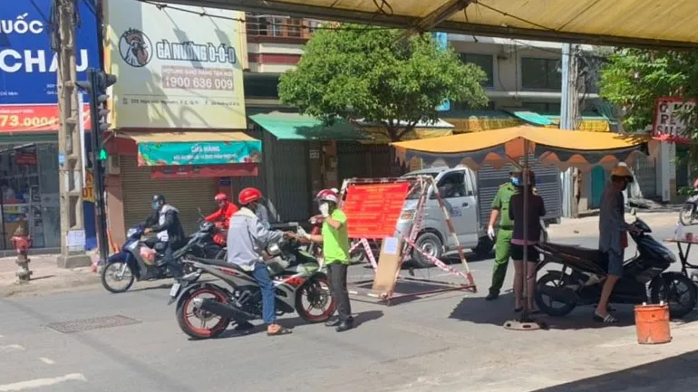 Chốt kiểm soát người ra, vào quận 11 trên đường Hàn Hải Nguyên
