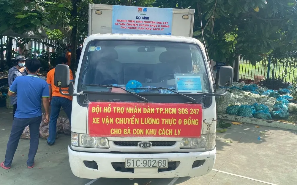 Xe vận chuyển lương thực cho người dân khu cách ly