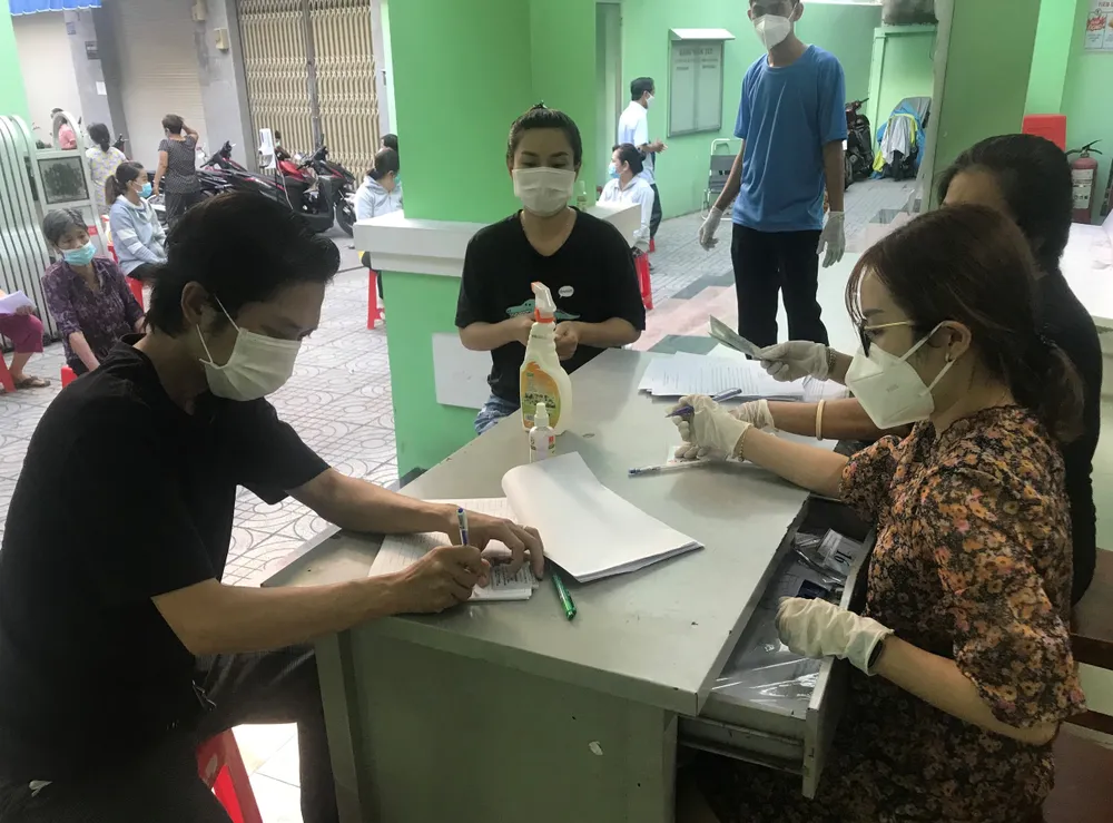 Quận 11 chi trả hơn 10 tỷ đồng cho người dân bị ảnh hưởng dịch Covid-19 ảnh 1