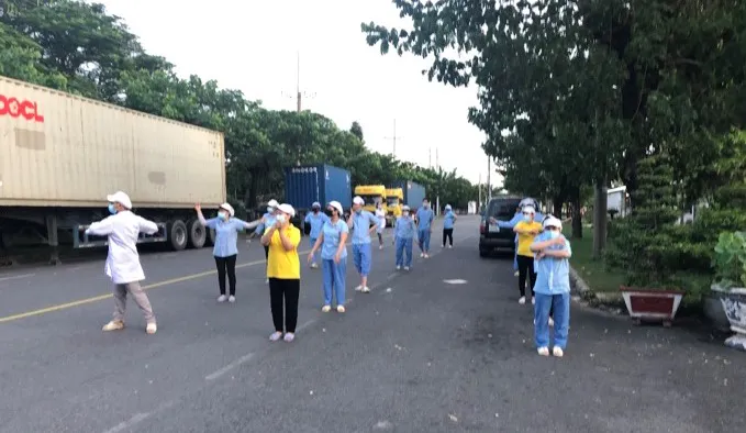 Công nhân của một doanh nghiệp tại TPHCM tập thể dục khi áp dụng mô hình sản xuất 3 tại chỗ