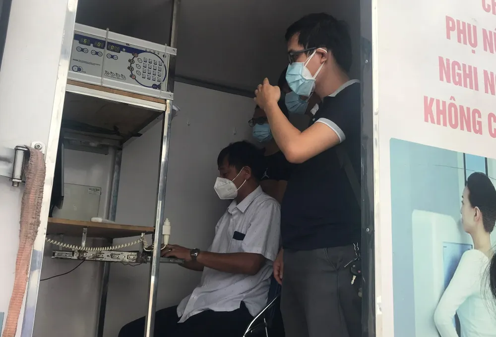 Máy chụp X Quang di động phân loại người mắc Covid-19 ảnh 1