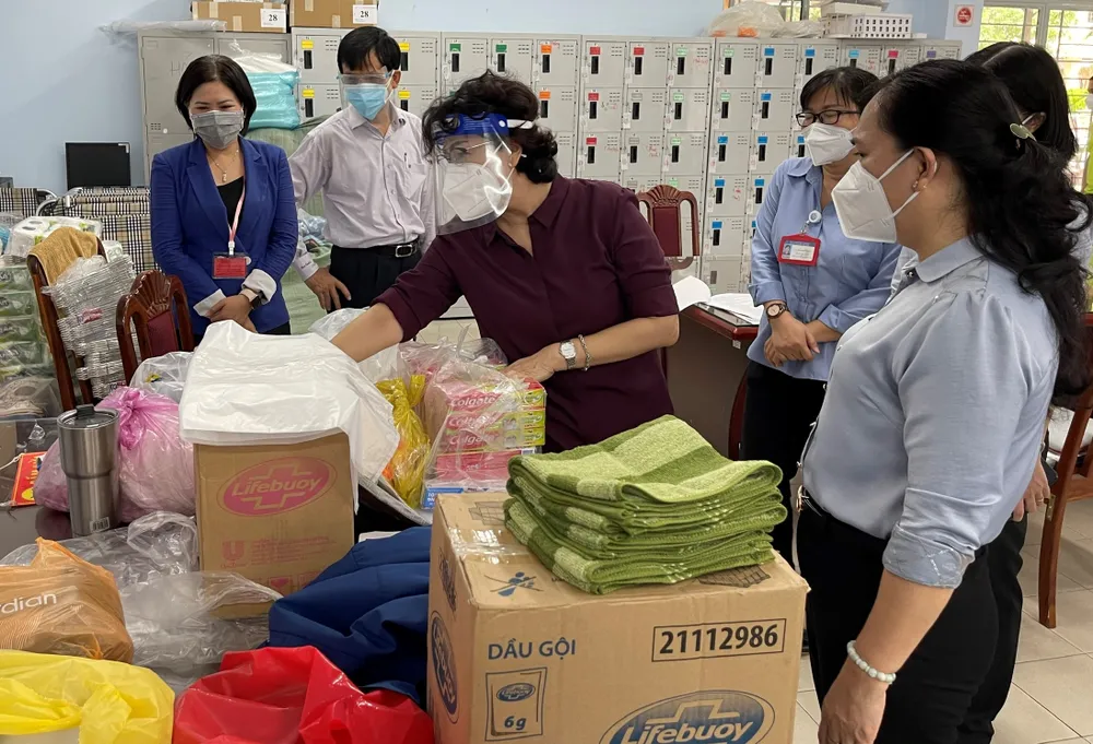 Lãnh đạo TPHCM thăm, tặng quà hộ dân khó khăn do dịch Covid-19 ảnh 3
