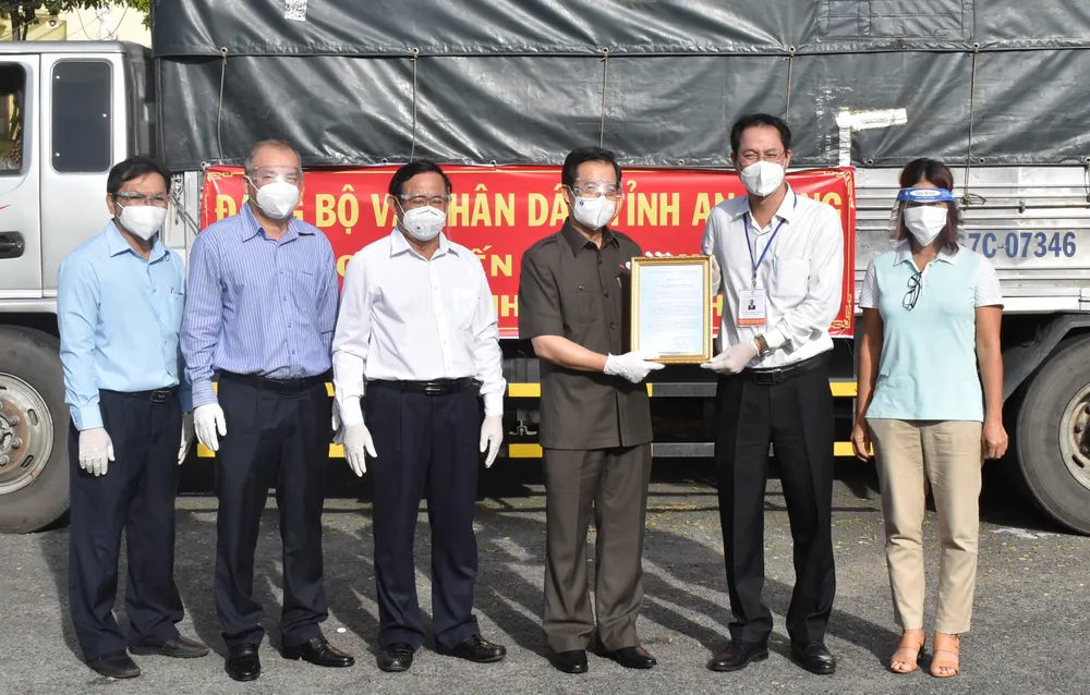 Tỉnh An Giang tặng TPHCM 100 tấn gạo, 110 tấn rau, củ, quả ảnh 1