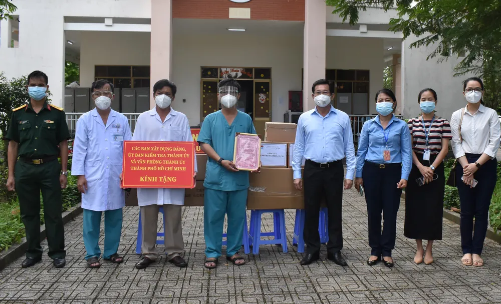 Trao tặng trang thiết bị y tế cho Bệnh viện dã chiến Củ Chi ảnh 2